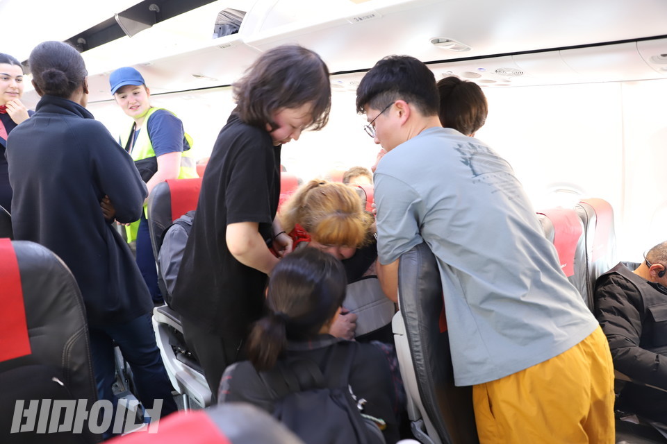 노르웨이 오슬로에서 독일 베를린으로 가는 비행기에 탑승하기 위해 4명의 비장애인들이 1명의 중증장애인을 지원하고 있다. 사진 김소영