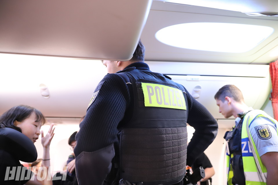 파리 패럴림픽 특사단 소속 중증장애인들이 독일 베를린 브란덴부르크공항에서 비행기 하차 중 강제로 활동지원사들로부터 분리를 당하는 장애인 차별을 겪었다. 특사단은 비장애인 2명이 5명의 중증장애인을  하차 지원하라는 항공사와 공항 측에 항의했지만, 공항 직원은 경찰을 불렀다. 출동한 공항 경찰들이 비행기로 들어왔다. 사진 김소영