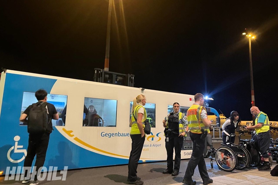 장애인이 비행기에서 공항으로 이동할 수 있도록 운영되는 차량. 차량 안에는 특사단 중 5명의 중증장애인들과 2명의 비장애인만이 탑승하고 있다. 사진 김소영