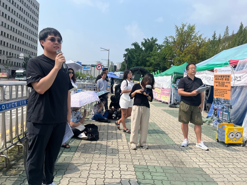 이한결 한국정신장애인연합회 전략기획본부장이 사회를 보고 있다. 사진 김진이