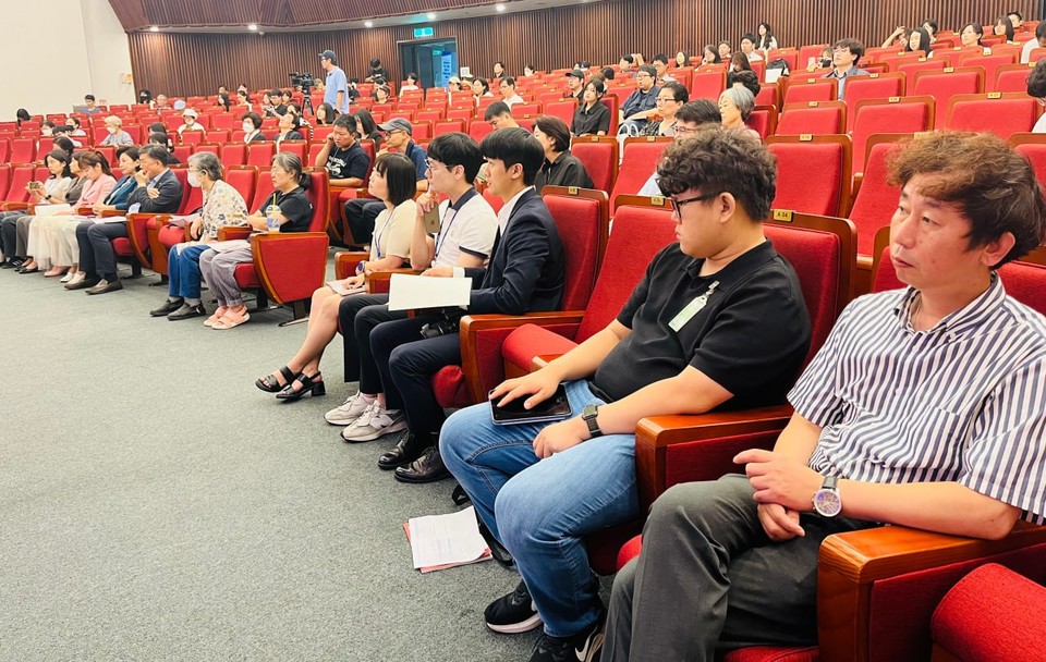 23일 정신의료기관 격리‧강박의 문제점을 지적하는 토론회는 많은 피해자, 시민, 기자들이 참석하여 관심을 나타냈다. 사진 김진이