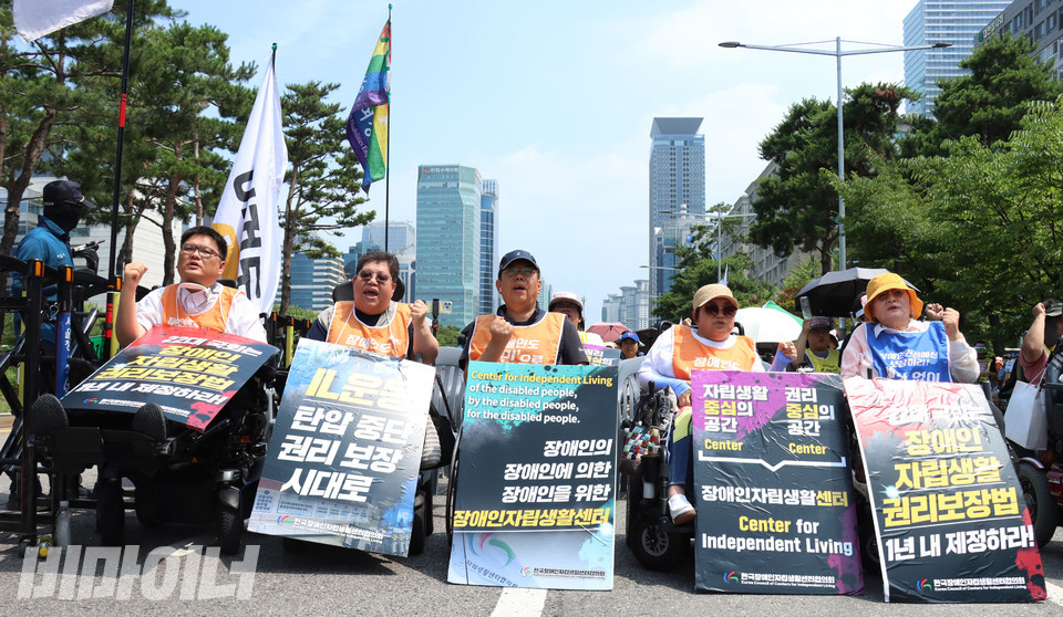 지난 7월 1일, 전국의 장애인자립생활센터 활동가들이 자립생활권리 보장을 위한 법 제정을 촉구하며 국회 앞에 집결했다. 사진 강혜민