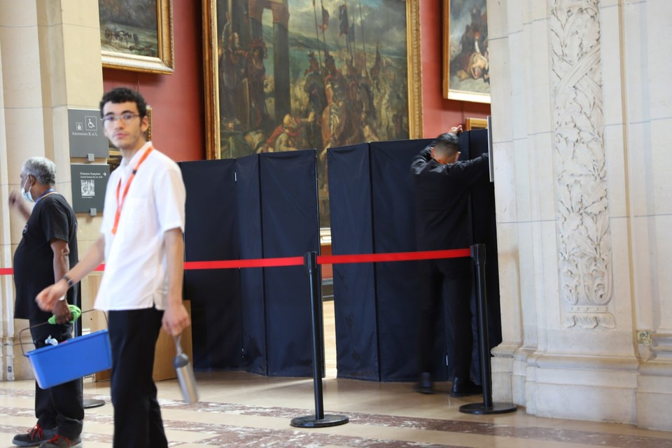 박물관 직원들이 검은 천으로 싸여진 가림막을 설치하고 있다. 사진 김소영