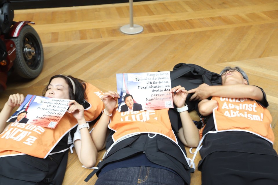 28일 오전 11시(프랑스 현지 시간), 파리 패럴림픽 특사단(아래 특사단)이 루브르박물관에서 기습 ‘다이인(die-in) 행동’을 벌이고 있다. 사진 김소영