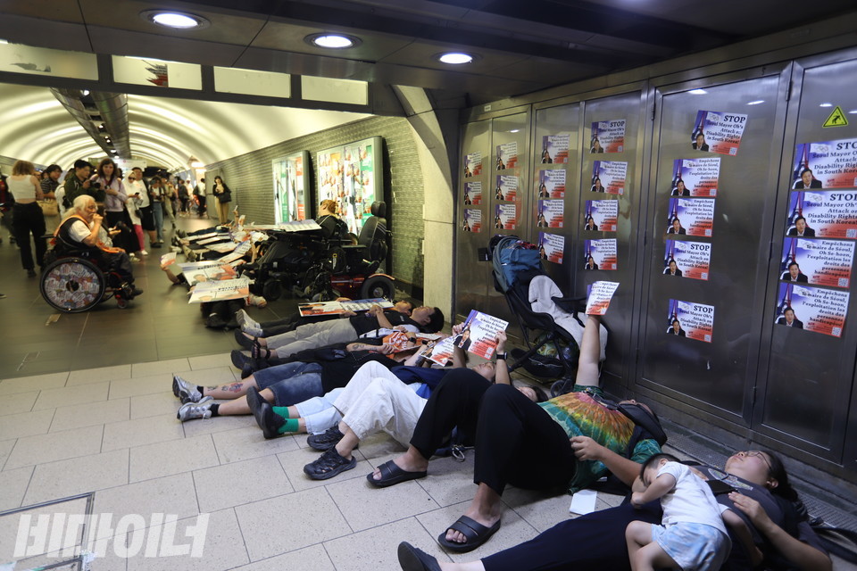 8월 29일, 특사단이 프랑스 파리 지하철에서 출근길 지하철 행동 후 다이인 행동을 진행하고 있다. 사진 김소영