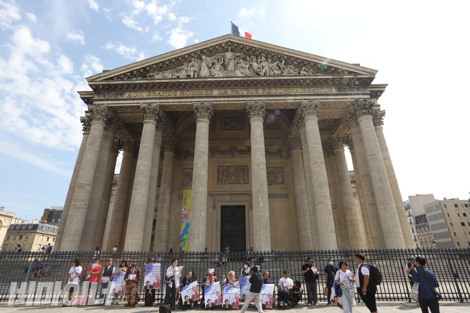 8월 29일, 특사단이 프랑스 파리 판테온 광장에서 네팔 장애인의 활동지원서비스 제도화 투쟁에 연대하는 기자회견을 열고 있다. 사진 김소영