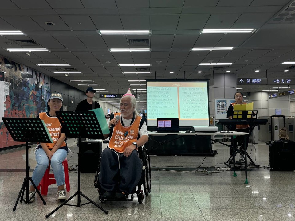 ‘어깨꿈밴드’가 축하공연을 하고 있다. 사진제공 전장연