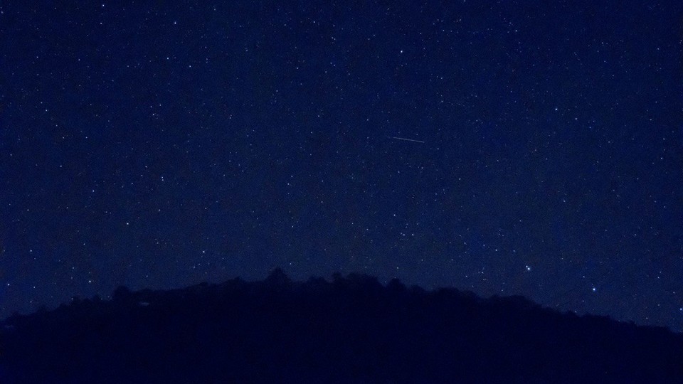 캄캄한 밤하늘에 별이 떠 있다. 사진 언스플래시
