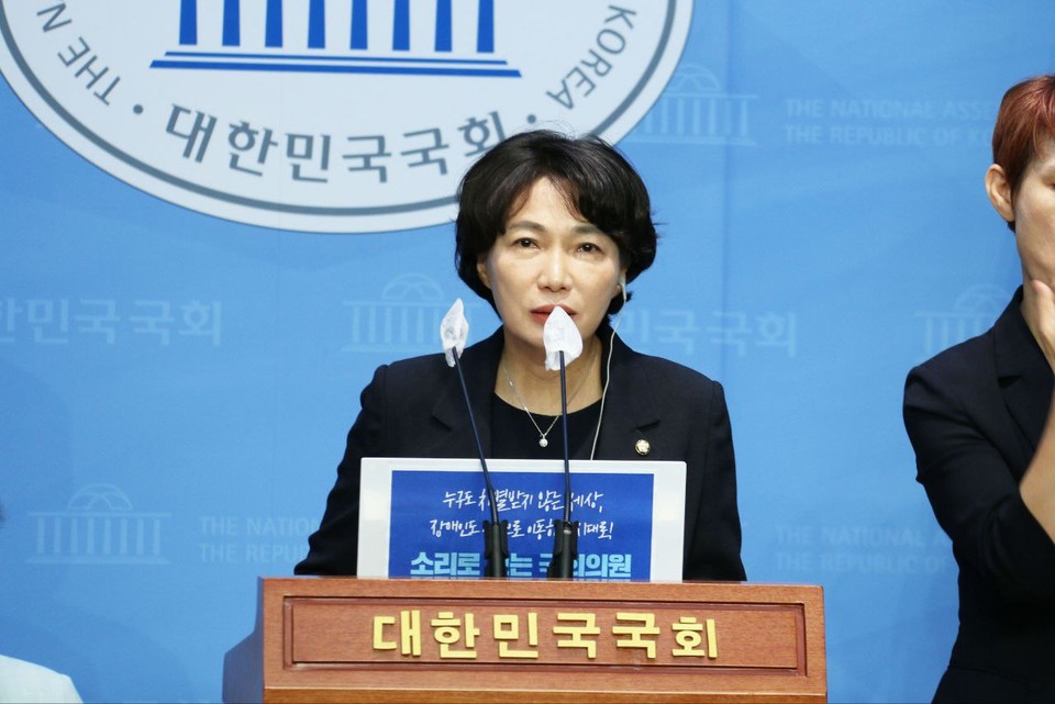 7월 4일, 서미화 의원이 ‘장애인권리보장법’ 제정을 위한 국회·장애계 특별기구 구성을 제안하는 기자회견에서 발언하고 있다. 사진 서미화 의원실 제공