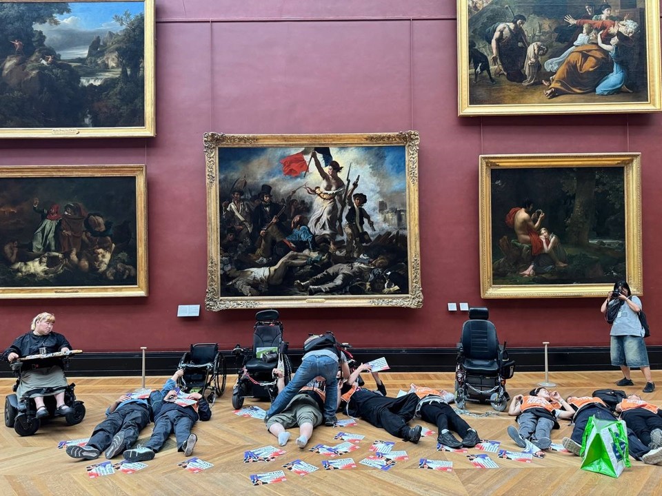 8월 28일 오전 11시(프랑스 현지 시간), 파리 패럴림픽 특사단이 루브르박물관에서 기습 ‘다이인(die-in) 행동’을 벌이고 있다. 사진 출처: 전국장애인차별철폐연대 홈페이지