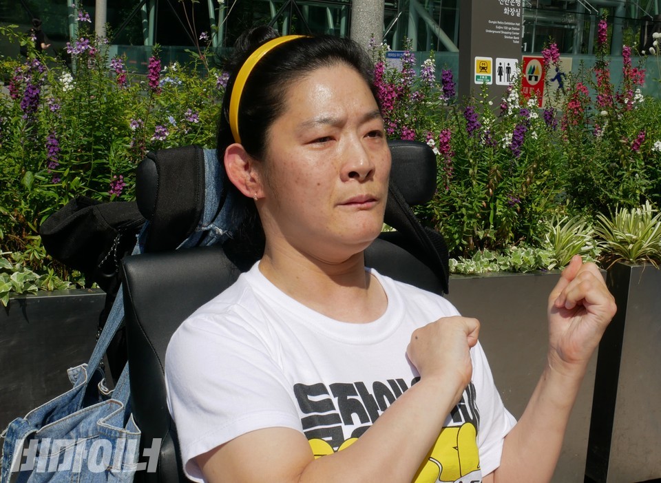 조상지 전국탈시설장애인연대 서울지부 활동가가 기자회견에서 발언하고 있다. 사진 하민지