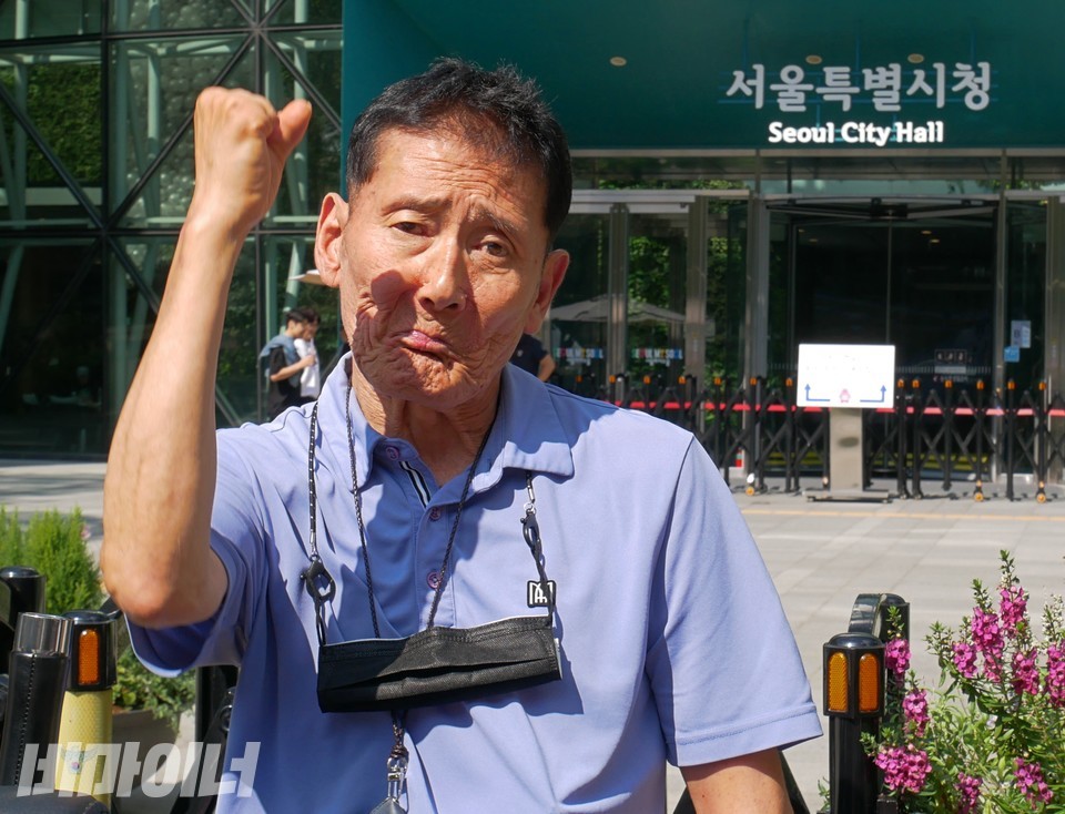 장효창 ‘오세훈 서울시장, 권리중심공공일자리 최중증장애인노동자 400명 해고 철회 및 원직복직 투쟁을 위한 범시민대책위원회’ 노동자가 서울시청 정문 앞에서 구호를 외치고 있다. 사진 하민지