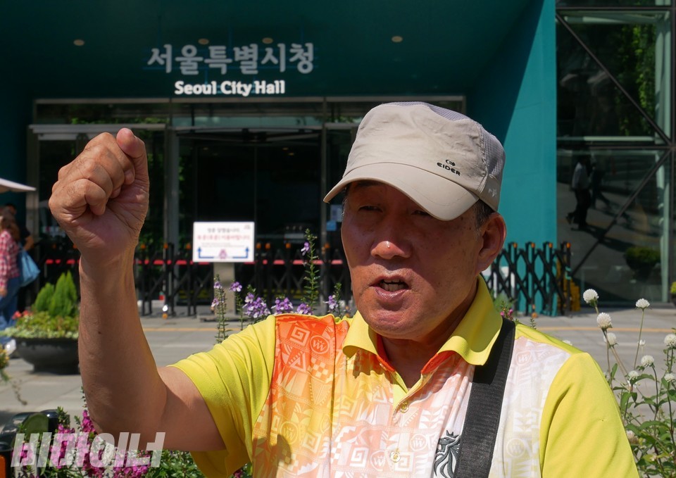 김이수 ‘오세훈 서울시장, 권리중심공공일자리 최중증장애인노동자 400명 해고 철회 및 원직복직 투쟁을 위한 범시민대책위원회’ 노동자가 서울시청 정문 앞에서 구호를 외치고 있다. 사진 하민지