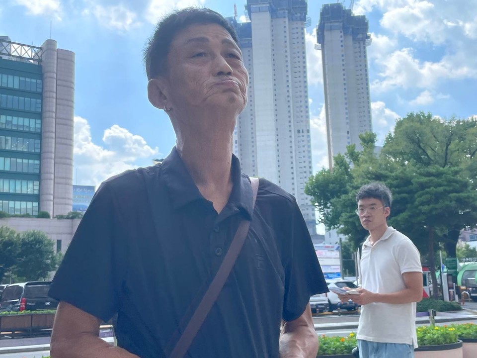 9월 13일. 대구시청앞에서 열린 대구시립희망원 사건 진상규명과 피해자 명예회복, 지원정책 마련 촉구 기자회견에서 시설 수용 피해 생존자인 전봉수 씨가 발언하고 있다. 사진 대구장애인차별철폐연대