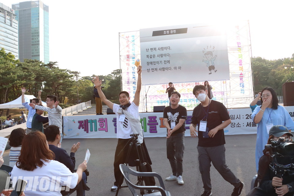 참가자들이 ‘노래선언’의 노래에 맞춰 춤을 추고 있다. 사진 김소영