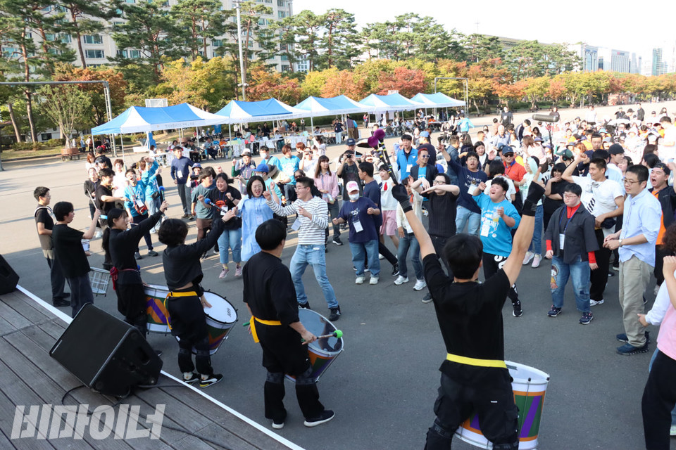 발달장애인들이 브라질리언 퍼커션 앙상블 ‘호레이’의 공연을 즐기고 있다. 사진 김소영