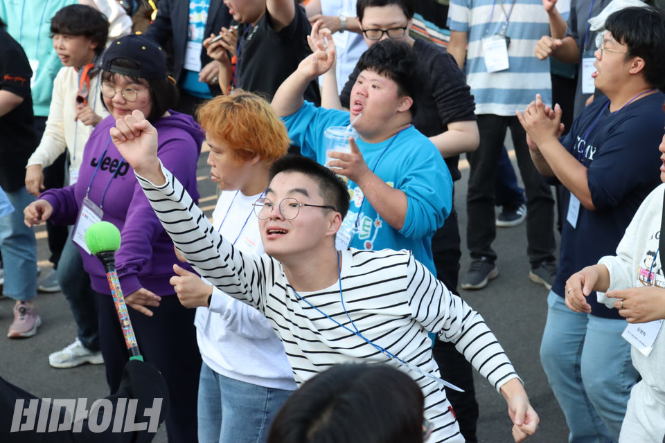 한 참가자가  ‘호레이’의 연주에 맞춰 손을 번쩍 들며 춤을 추고 있다. 사진 김소영