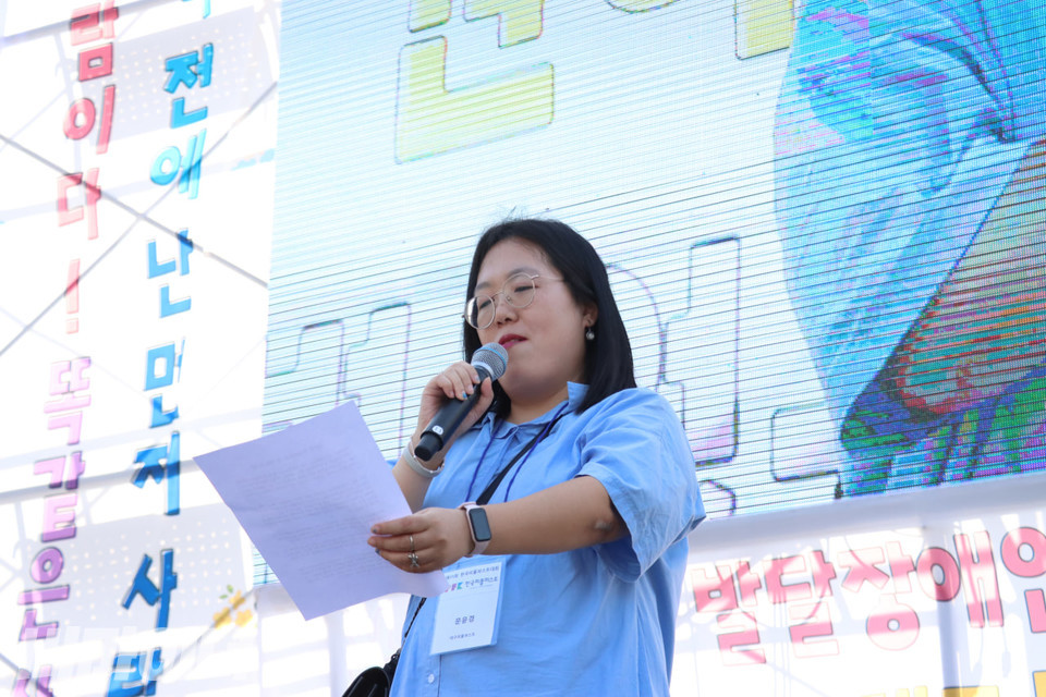 문윤경 한국피플퍼스트 대표가 축사를 하고 있다. 사진 김소영