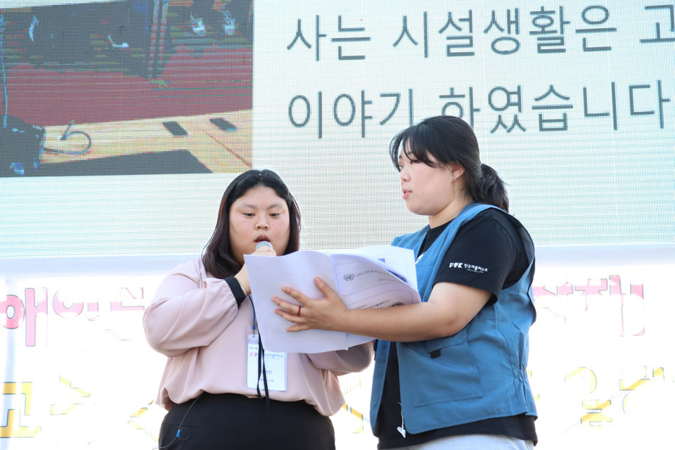 박경인 피플퍼스트서울센터 활동가가 유엔고문방지위원회 방문기에 대한 주제발표를 하고 있다. 사진 김소영