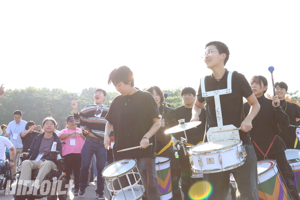 브라질리언 퍼커션 앙상블 ‘호레이’가 타악기를 연주하고 있다. 사진 김소영