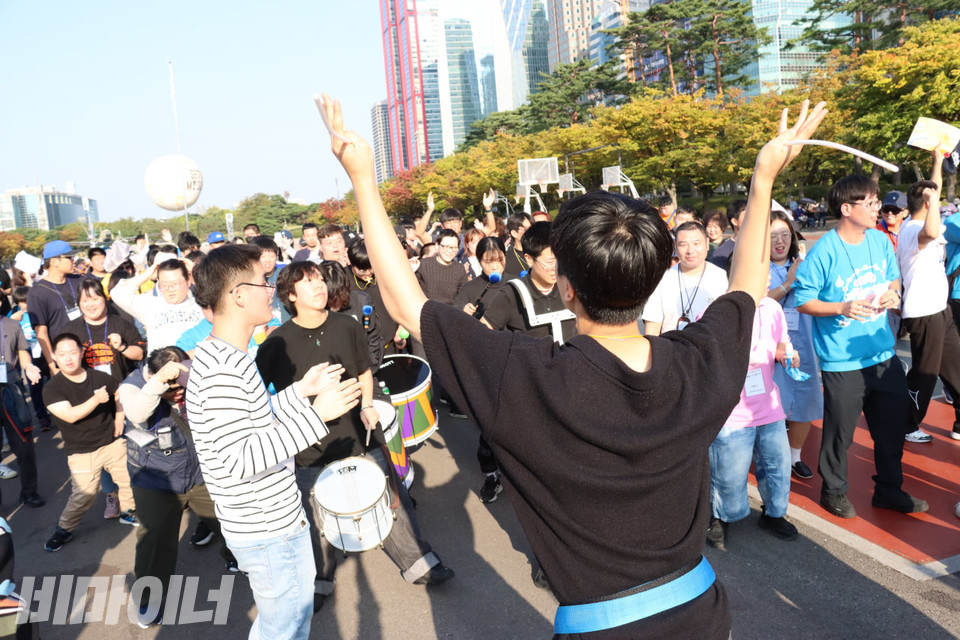 참가자들이 ‘호레이’와 함께 호흡하며 공연을 즐기고 있다. 사진 김소영