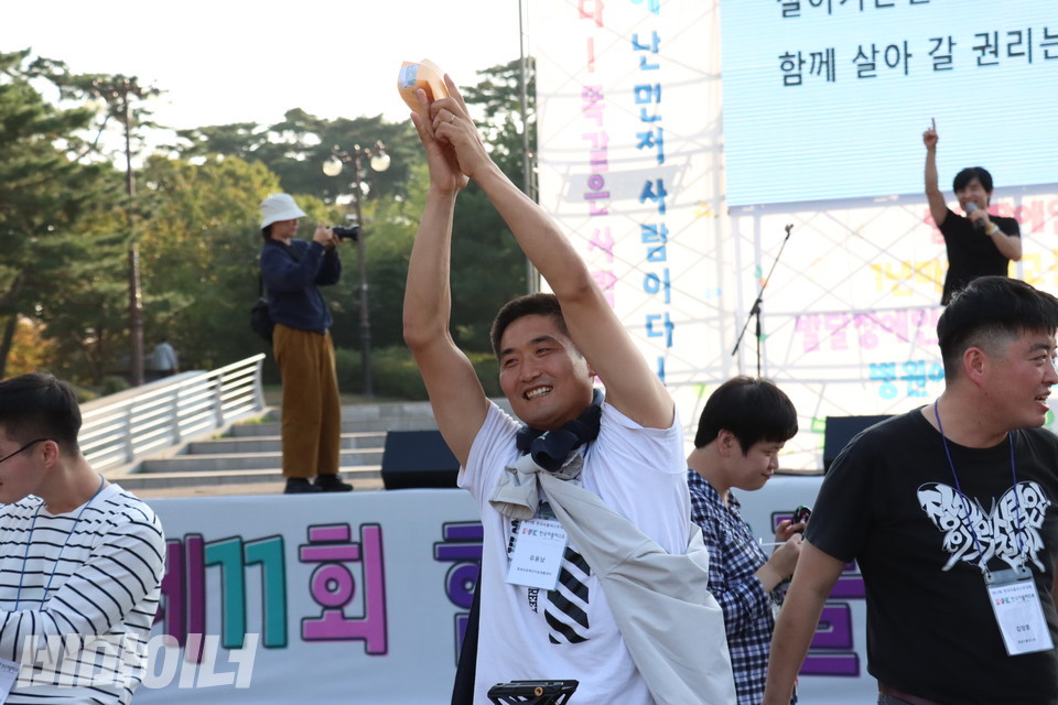 한 참가자가 ‘노래선언’의 노래에 맞춰 웃으며 머리 위로 박수를 치고 있다. 사진 김소영