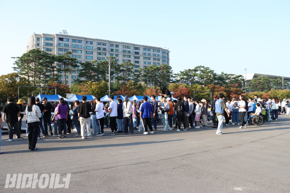 자유발언을 위해 발달장애인 참가자들이 무대 옆에 줄을 서고 있다. 사진 김소영