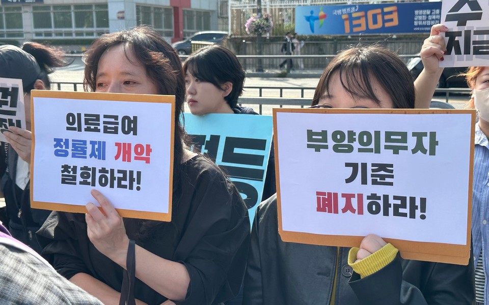 기자회견 참가자들이 손팻말을 들고 있다. 사진 1017 빈곤철폐의 날 조직위원회