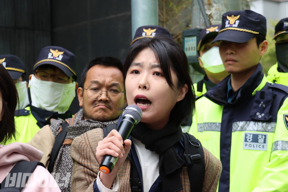 최한별 한국장애포럼 사무국장이 발언하고 있다. 사진 김소영