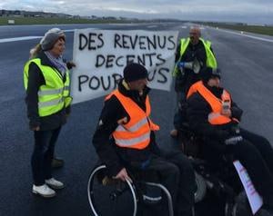 2018년 12월, Handi-Social(핸디 소셜)이 장애인의 접근권 보장을 위해 툴루즈 공항 활주로를 점거하고 있다. 사진 핸디 소셜 홈페이지