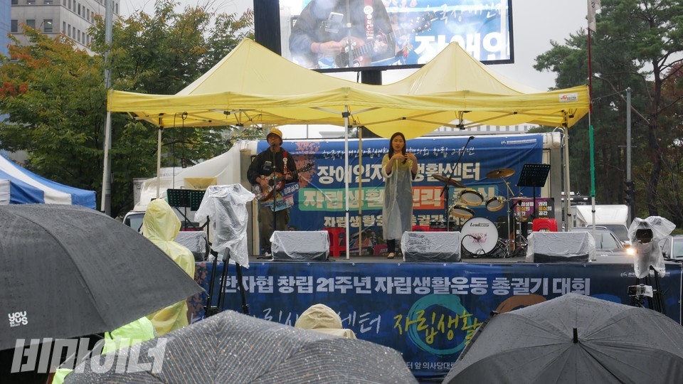 문예일꾼의 가수 박준이 여는 공연을 선보이고 있다. 사진 하민지