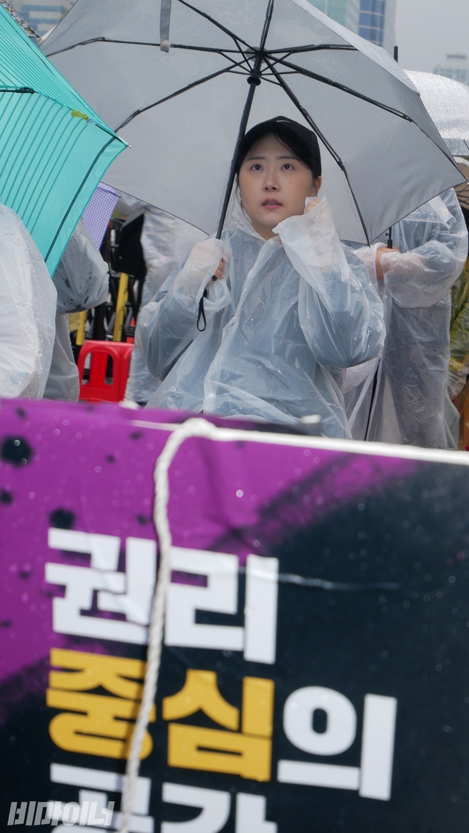 한 활동가가 구호를 외치고 있다. 사진 하민지