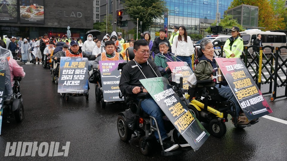 장애인운동 활동가들이 행진하고 있다. 사진 하민지