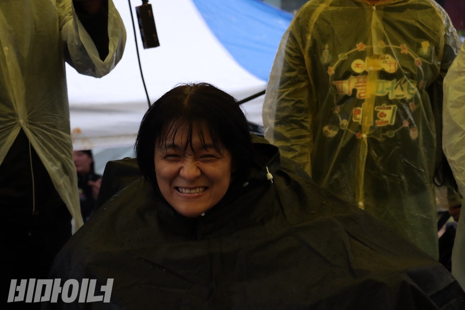 자립왕을 수상한 김애희 나주변화센터 활동가가 환히 웃고 있다. 사진 김소영