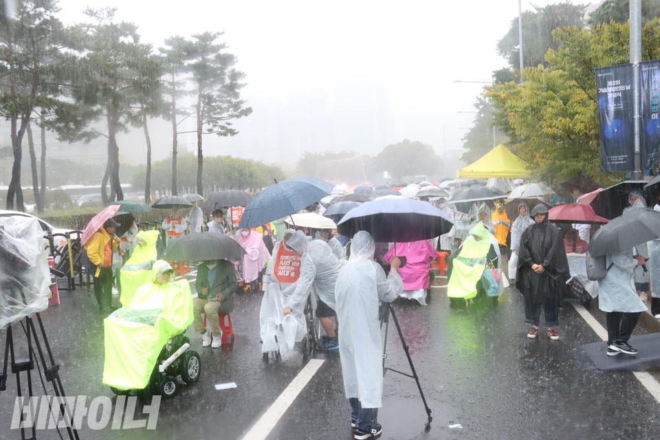 18일 오후 2시, 폭우 속 국회의사당 앞에서 ‘제12대 자립왕 시상식’이 열렸다. 사진 김소영
