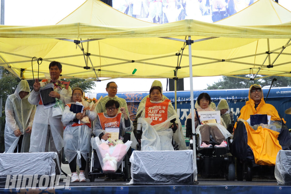  자립왕을 시상한 최용기 한국장애인자립생활센터협의회 회장(왼쪽에서 4번째)과 제12대 자립왕 수상자들(왼쪽에서부터 김한철, 조정미, 황영수, 김미영, 홍정수 활동가).