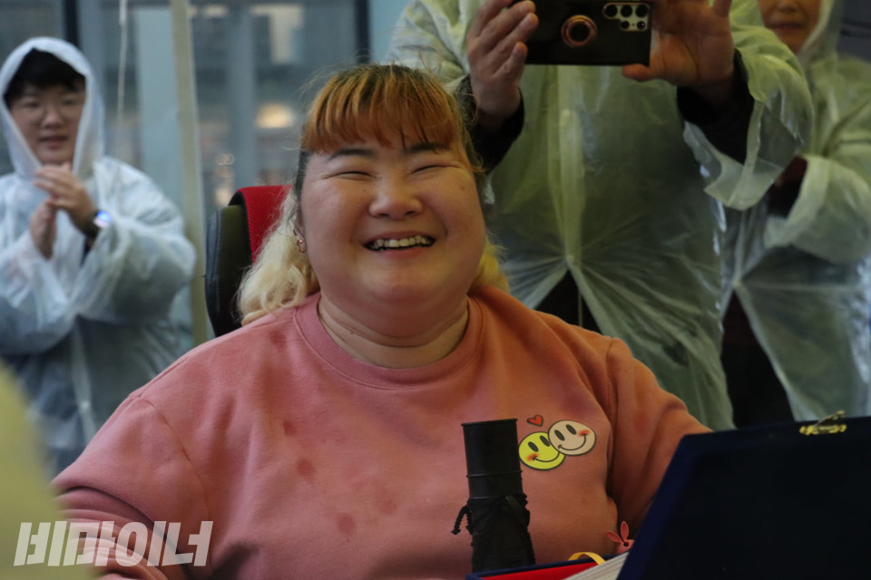 이은혜 김포센터 활동가가 자립왕을 수상하며 환히 웃고 있다. 사진 김소영