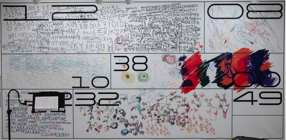 탈탈탈팀 & 김유미, 「그림의 벽」, 2022, 그래픽 천에 프린트, 가로 4.7미터 × 세로 2.3미터