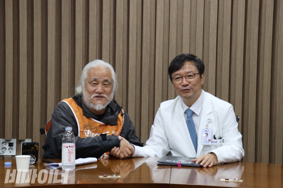 박경석 전국장애인차별철폐연대 상임공동대표와 김영태 서울대병원 병원장이 면담을 마치고 악수를 하고 있다. 사진 김소영