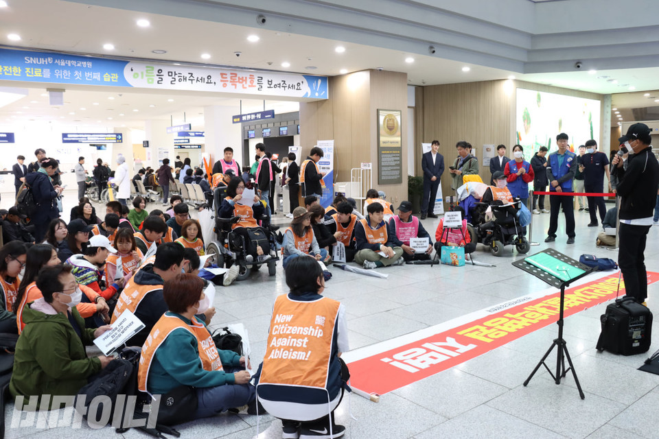 전국장애인건강권연대가 22일 오후 2시 서울대병원 본관 로비에서 ‘서울대학병원, 장애인차별대학병원 1호점 지정! 장애인의무고용률 준수 및 장애인전담창구 마련을 위한 기자회견’을 열었다. 윤가브리엘 HIV/AIDS 인권연대 나누리+ 대표가 발언하고 있다. 사진 김소영
