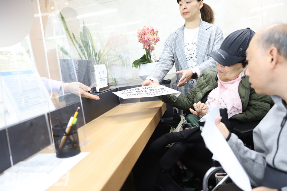 탈시설 장애인 당사자들이 인권위에 진정서를 직접 제출하고 있다. 사진 김소영 