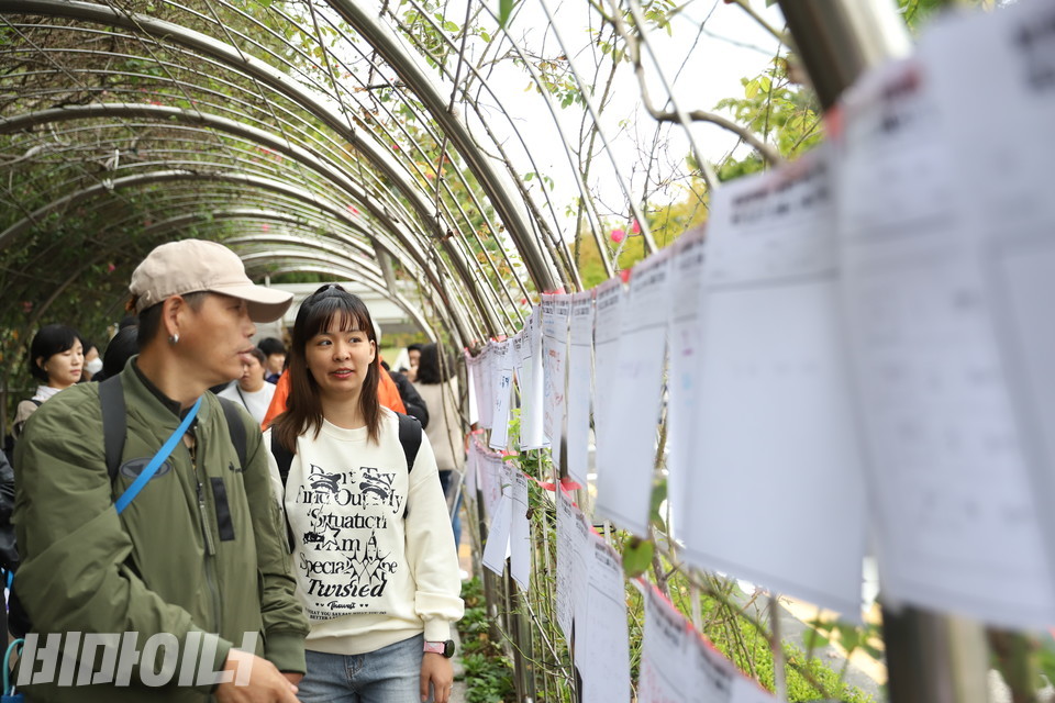 소송 원고 중 한 명인 임종운 성동장애인자립생활센터 활동가와 박초현 피플퍼스트성북센터 활동가가 전시된 그림 투표용지 탄원서들을 보고 있다. 사진 김소영