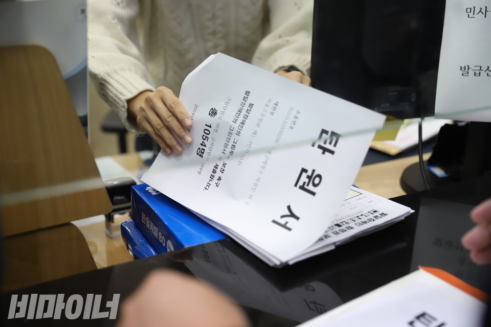 한국피플퍼스트와 장애인차별금지추진연대 활동가들이 발달장애인의 그림투표 용지 보장을 촉구하는 탄원서를 제출하고 있다. 사진 김소영