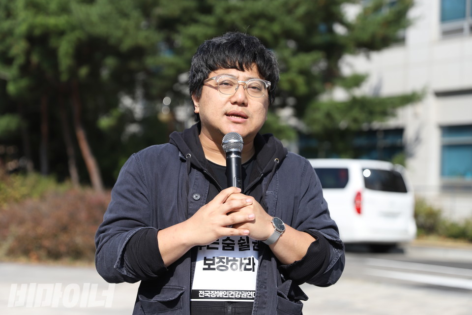 박주석 전국장애인건강권연대 사무국장이 발언하고 있다. 사진 김소영