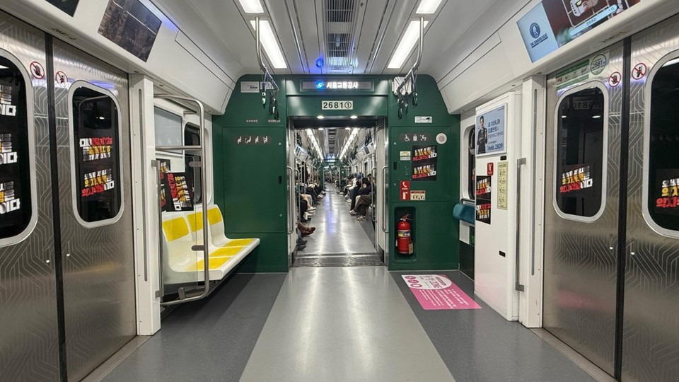 곳곳에 권리스티커가 붙은 열차 안. 사진 전장연