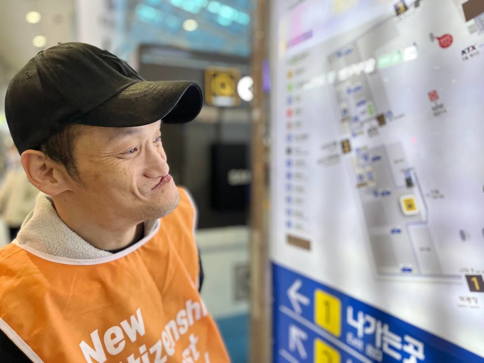 주재영 인천장애인자립생활센터 활동가가 용산역에서 4층으로 올라가는 엘리베이터를 찾기 위해 안내도를 살펴보고 있다. 사진 전장연