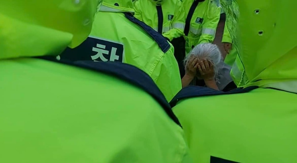 2023년 7월 14일, 박경석 전장연 대표가 체포된 후 경찰들에 포위된 채 빗속에 방치됐다. 사진 전장연