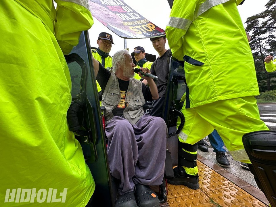 인도 위에서 경찰 방패에 에워싸인 박경석 대표. 사진 강혜민