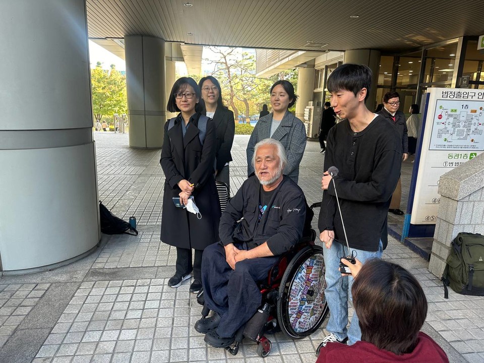승소 후 기자회견 중인 소송대리인단과 원고들. 사진 전장연