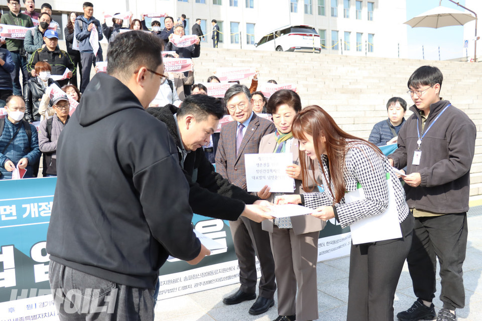 한국정신장애인연합회가 김예지 의원, 김윤 의원, 남인순 의원에게 정신건강복지법 개정안 및 당사자 1201명의 개정 지지 서명록을 전달하고 있다. 사진 김소영